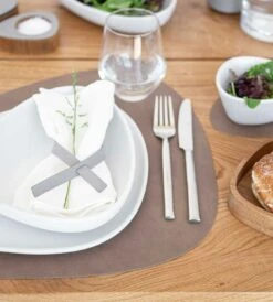 LIND DNA Curve Nupo Tischset L, 37x44 Cm/ Braun -Alderaine Geschaft lind dna curve nupo tischset l 37x44 cm 84