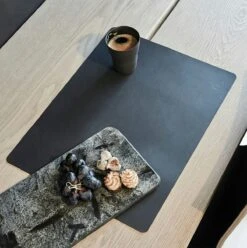 LIND DNA Square Buffalo Tischset L, Schwarz 6 LIND DNA Square Buffalo Tischset L, Schwarz -Alderaine Geschaft lind dna square l tischset 35x45cm nupo sand 1