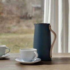 Stelton Emma Vacuum Jug Coffee 1,2 L, Dark Blue -Alderaine Geschaft stelton emma thermoskanne coffee 12l terracotta 11